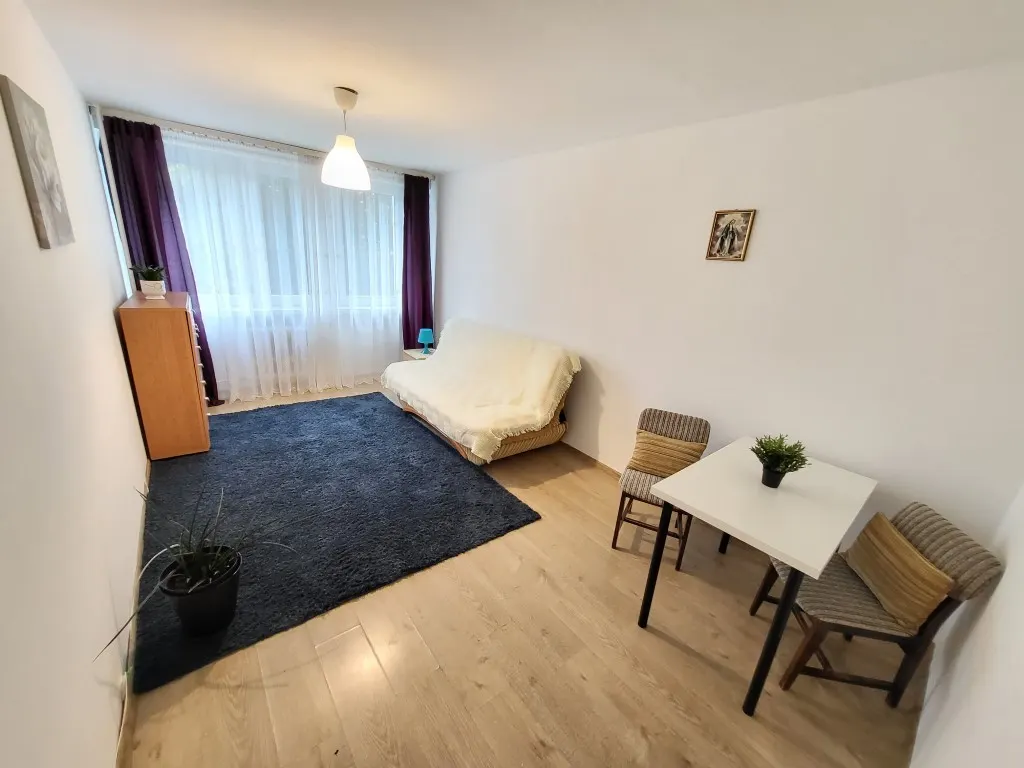 Kozłówek -kawalerka 24,30m2+piwnica, piętro1/4, stan dobry, jasna, cicha, tania!